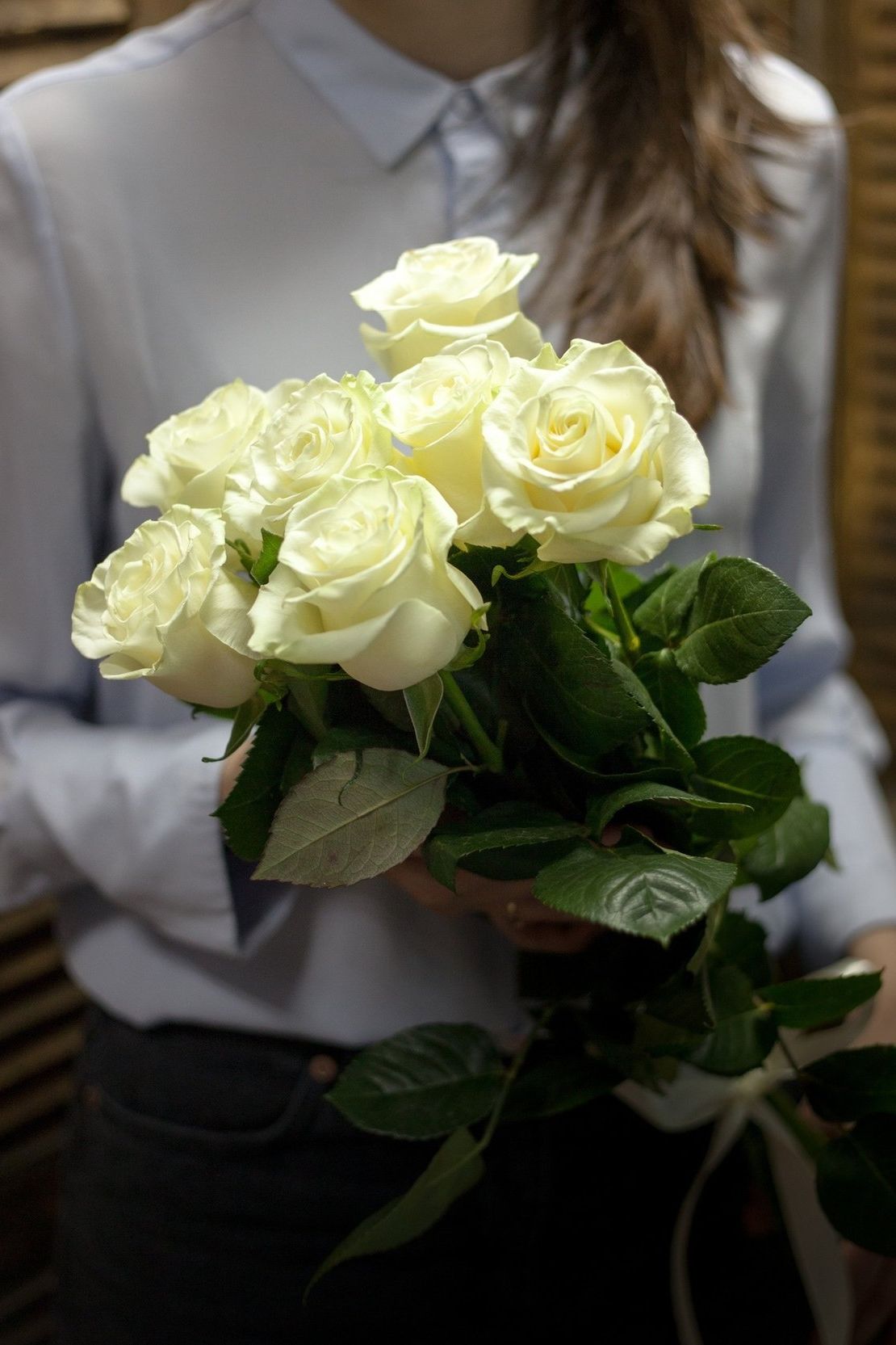 шляпная коробка с розами и гипсофилой для подарка в Мурманске