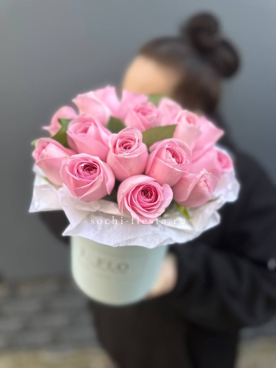 шляпная коробка с розами и хризантемами для студии флористики в Мурманске