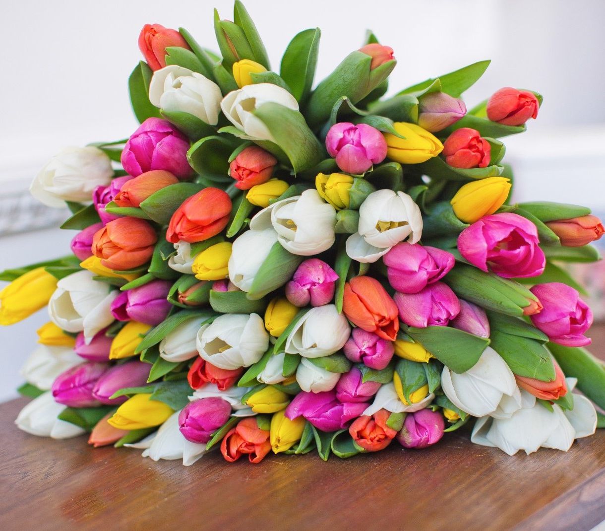 корпоративная композиция с розами и хризантемами для офиса в Мурманске