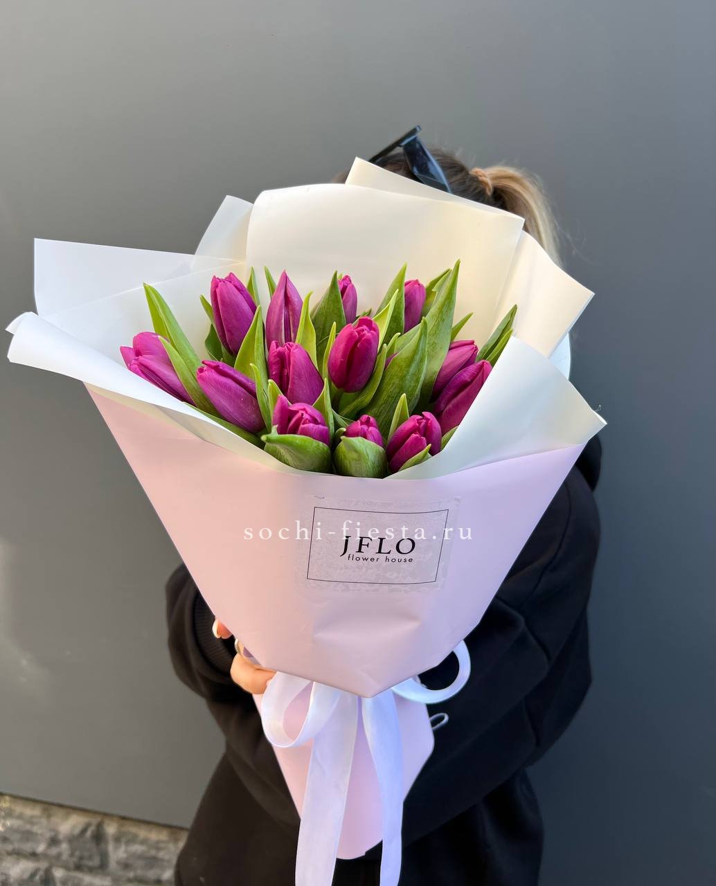 видовой каталог с розами и пионами в студии флористики в Мурманске