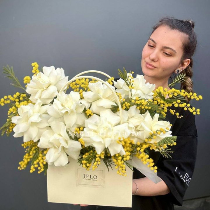 Французские Розы и мимоза  в сумочке  в Мурманске