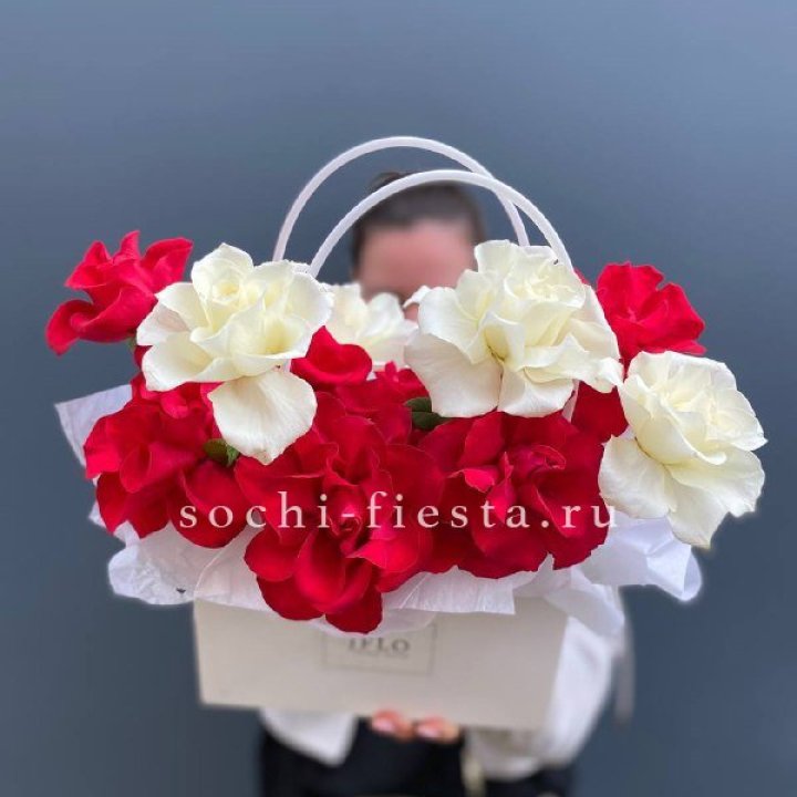 Сумочка  красных и белых роз в Мурманске