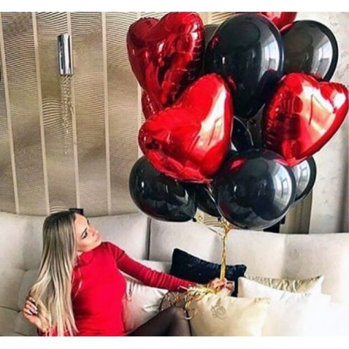 Фонтан из красных сердец с чёрными шарами  в Мурманске