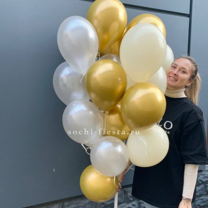 Облако шаров из белого и золотого оттенков в Мурманске
