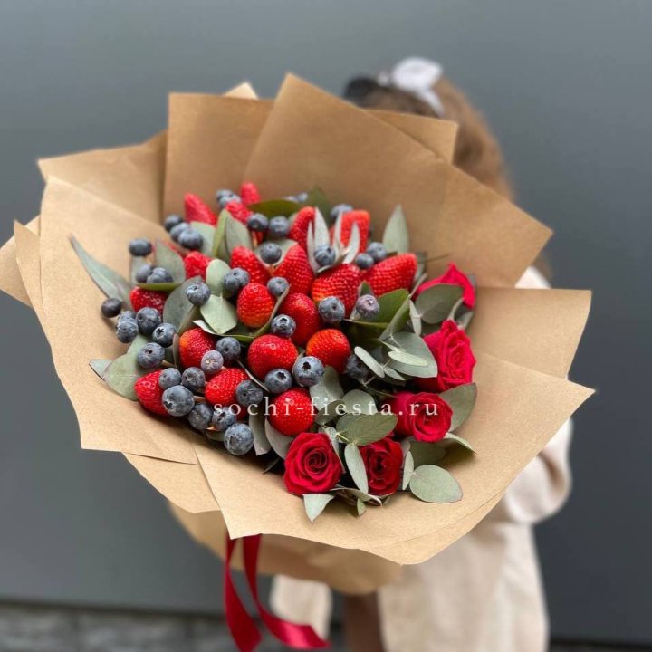 Клубника и голубика с цветами в Мурманске