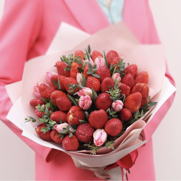 Тюльпаны и клубника в Мурманске