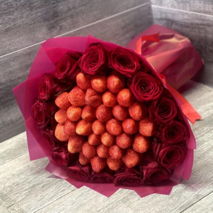 Клубничный букет с розами в Мурманске