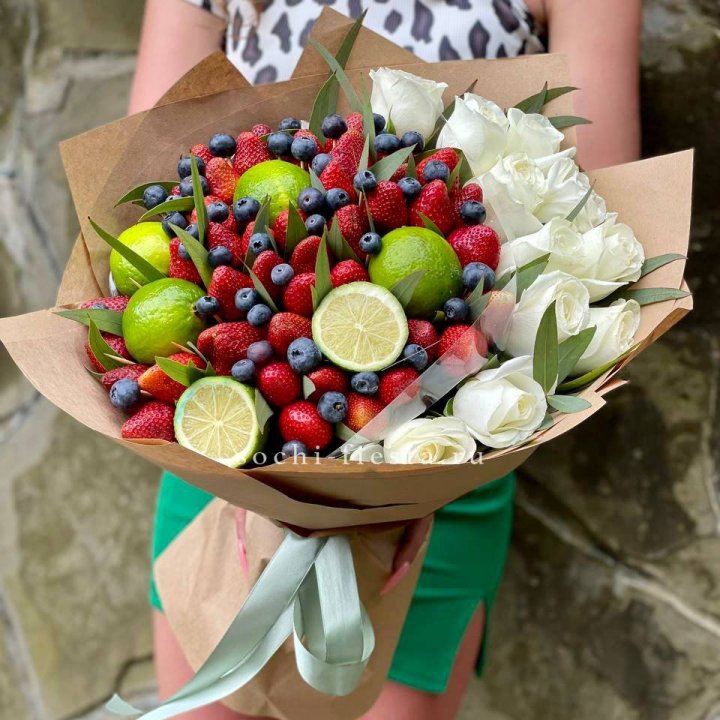 Ягодно-цитрусовый букет с розами в Мурманске