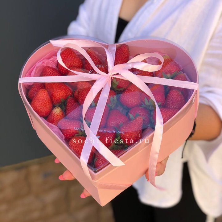Коробочка сердце  с клубникой в Мурманске