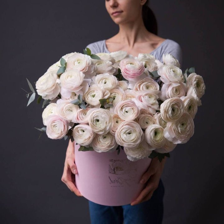 Бокс с ранункулюсами в Мурманске