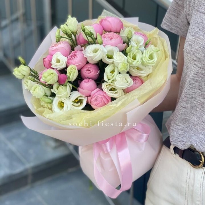 Букет кустовых роз с эустомой в Мурманске