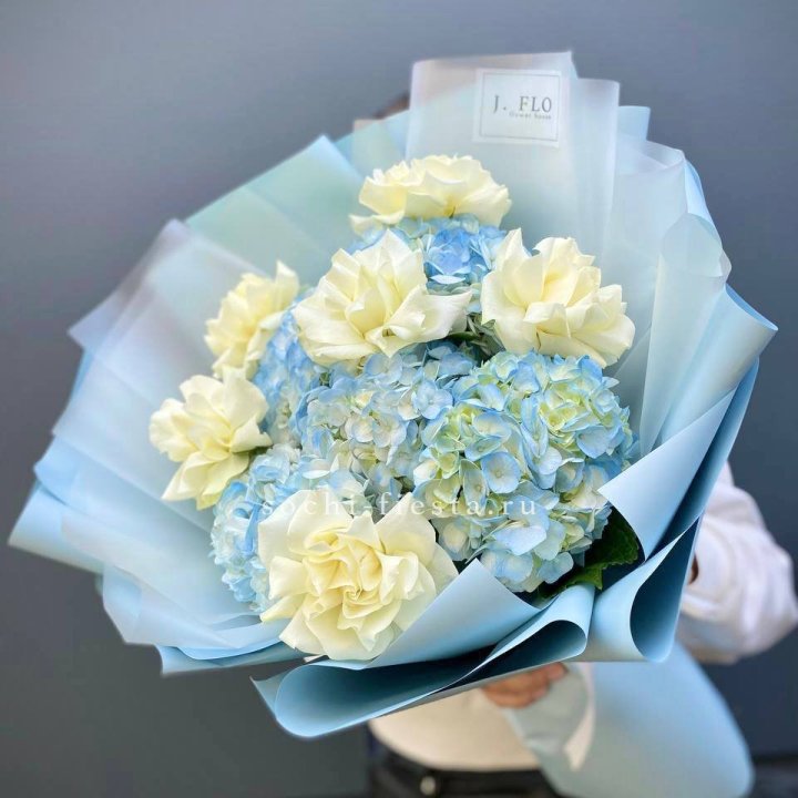  Букет из голубых гортензий и роз  в Мурманске