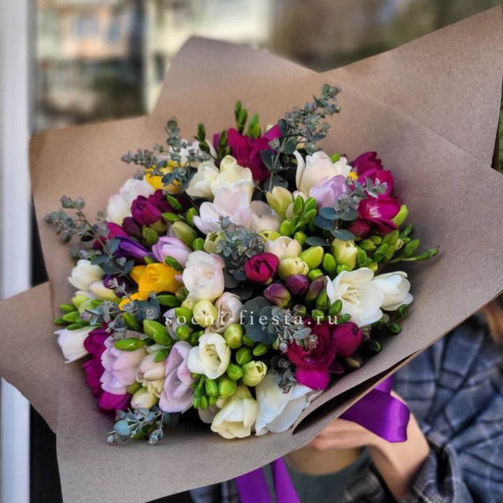 Букет фрезий "Радуга" в Мурманске