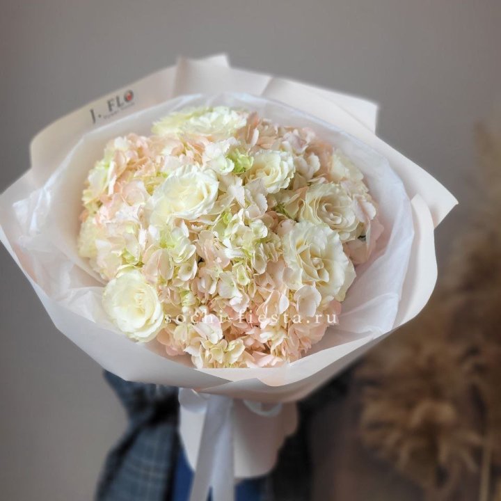  Букет гортензии и роз  в Мурманске