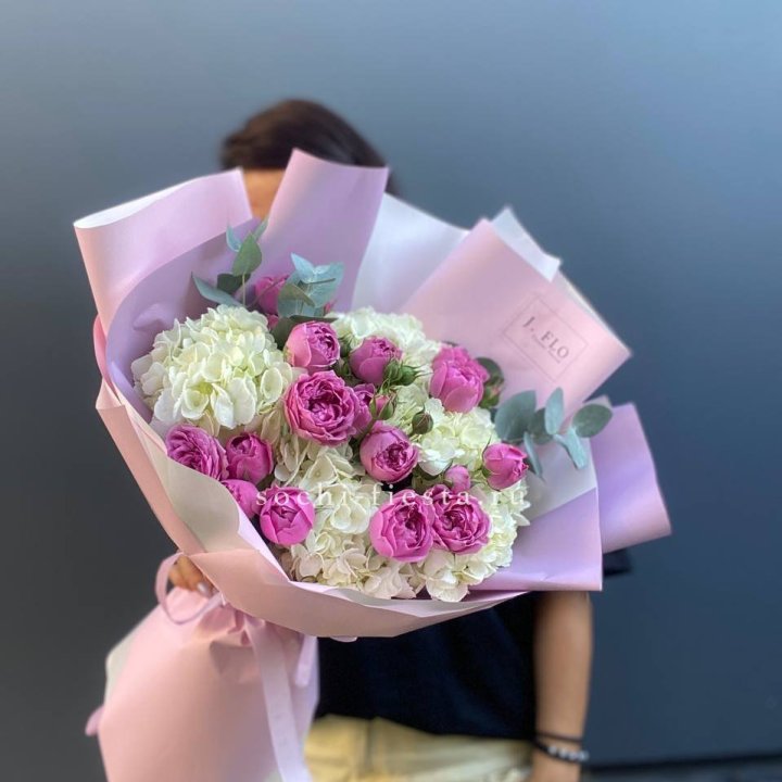 Букет белых гортензий и пионовидных роз  в Мурманске