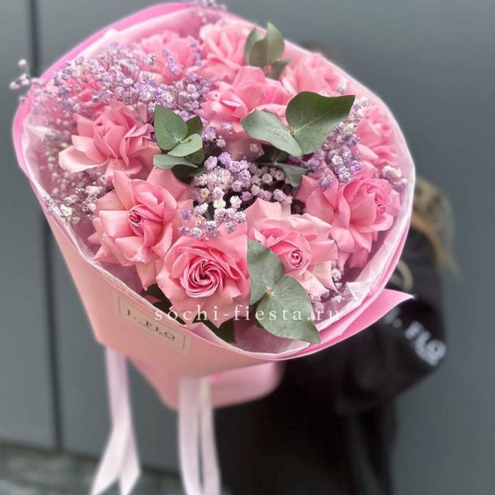 Розовые французские розы с гипсофилой в Мурманске