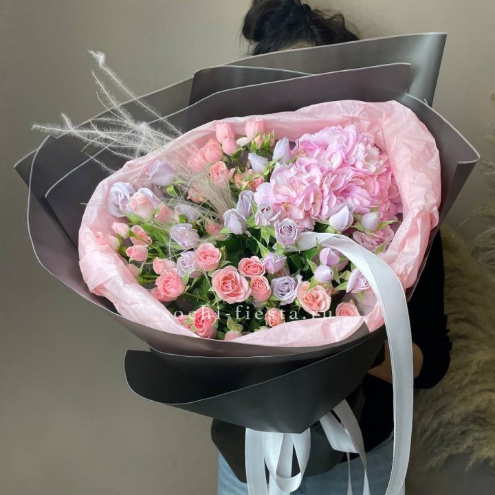  Букет гортензии и роз "Саперави" в Мурманске