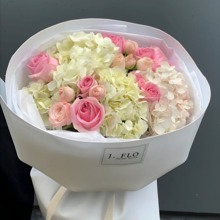  Букет гортензии и роз  "Тиамо" в Мурманске