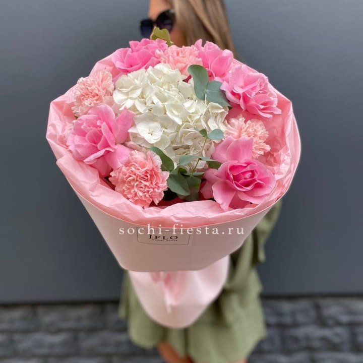  Букет роз и гортензии "Навола" в Мурманске