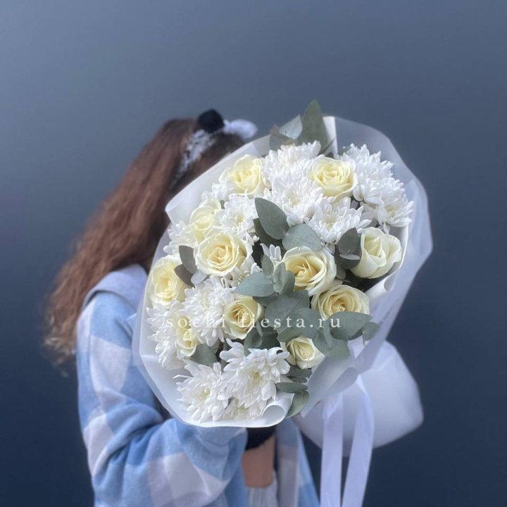  Букет белых роз с хризантемой  в Мурманске