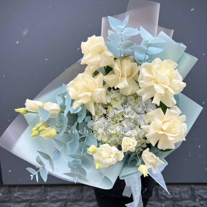 Букет с гортензией и белыми французскими розами в Мурманске