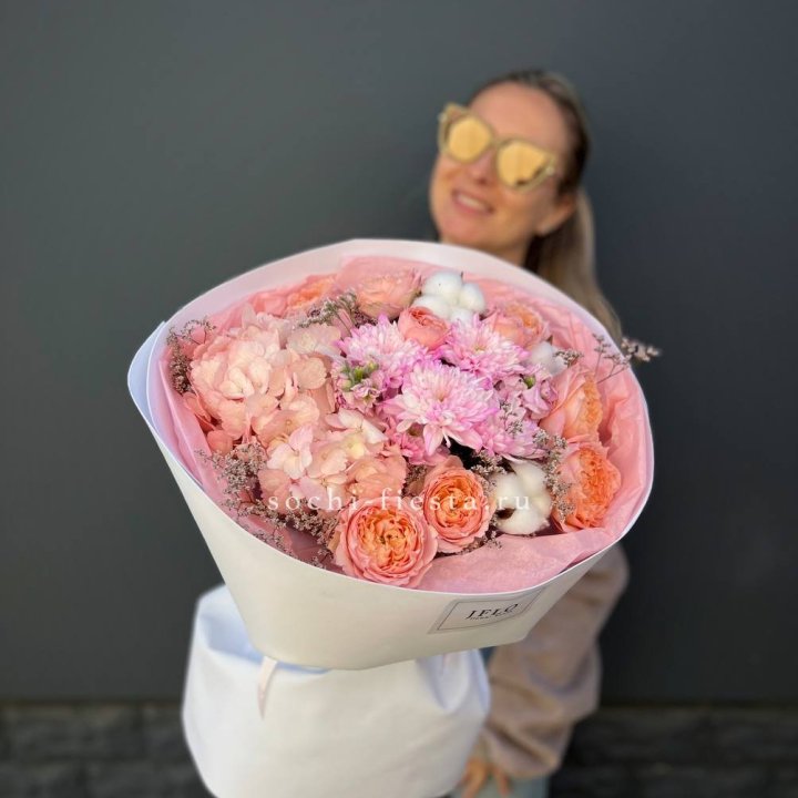 Букет гортензии и кустовых роз  в Мурманске