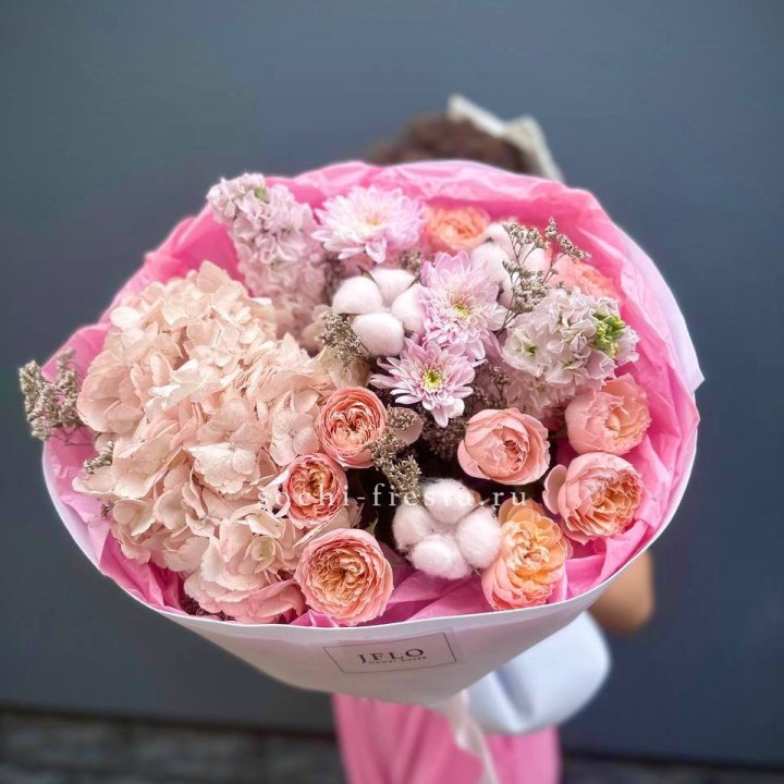 Букет гортензии и кустовых роз "Абрассо" в Мурманске