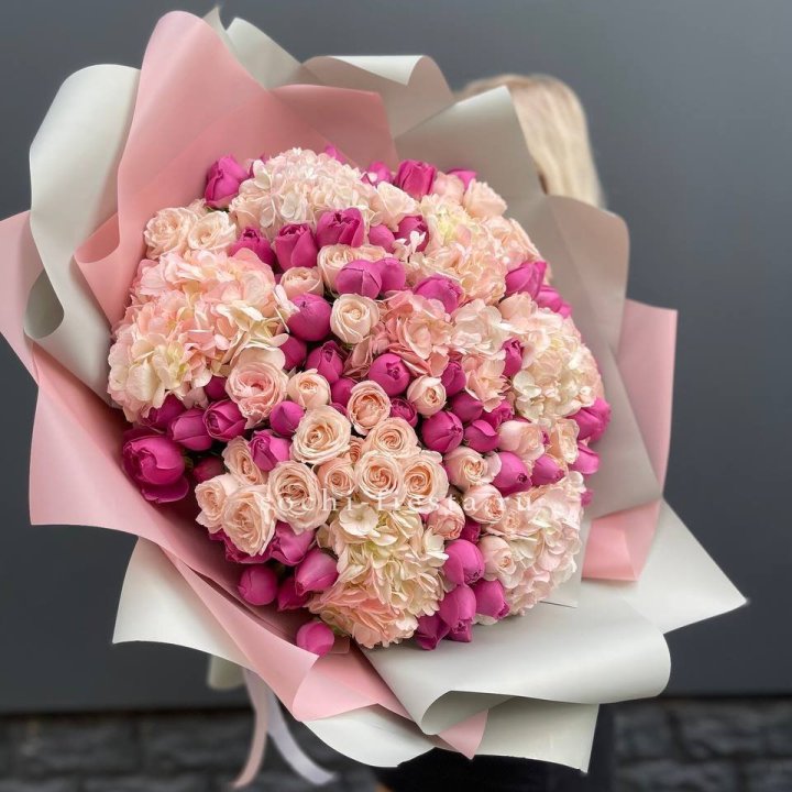 Букет кустовые розы и гортензия в Мурманске