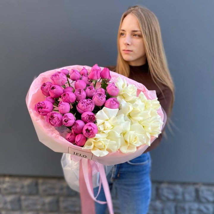 Дуо белых и кустовых роз в Мурманске