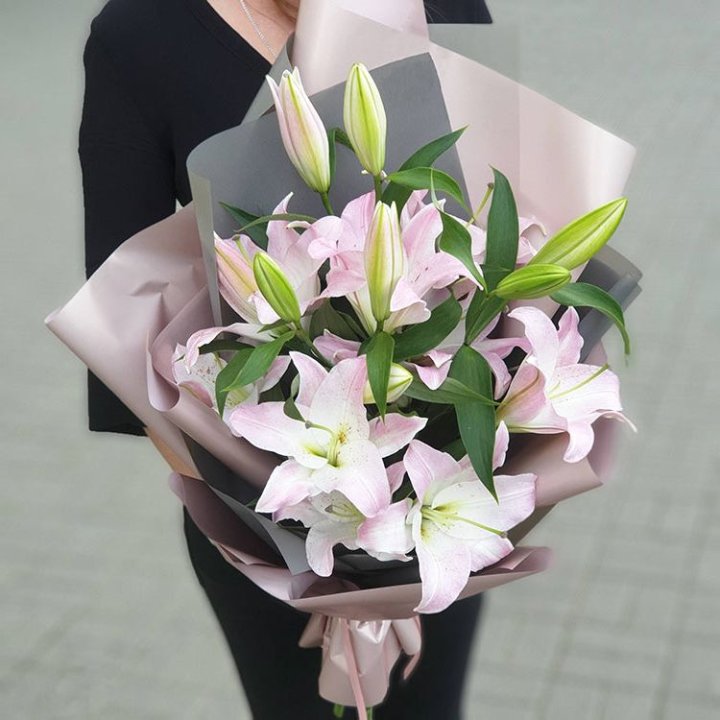 Букет розовых лилий в Мурманске