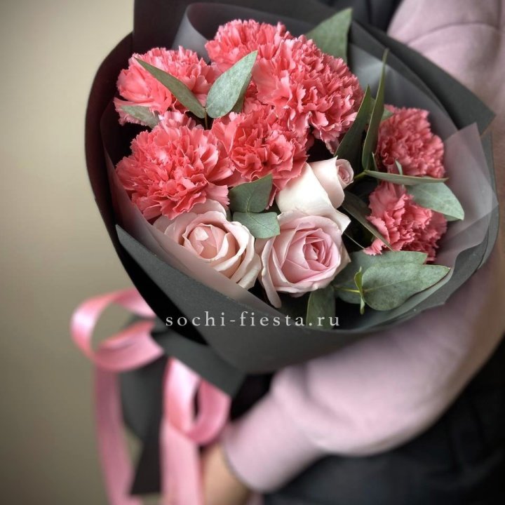 Букет из роз и диантусов "Пенелопа" в Мурманске