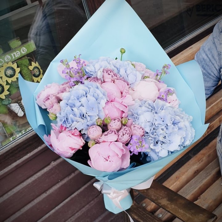 Букет с гортензиями "Блубери" в Мурманске