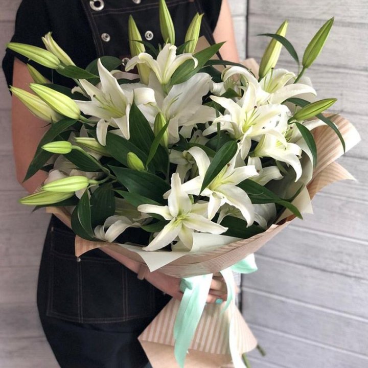 Букет белых лилий в Мурманске