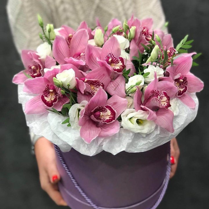 Орхидея и эустома в шляпной коробке в Мурманске