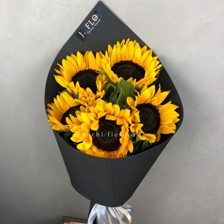 Букет из 5  подсолнухов в Мурманске