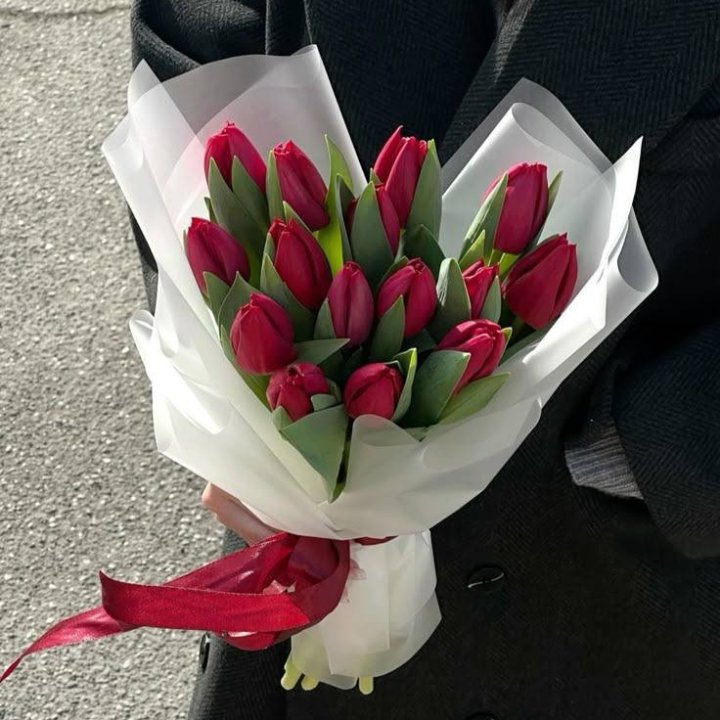 15 красных тюльпанов в Мурманске