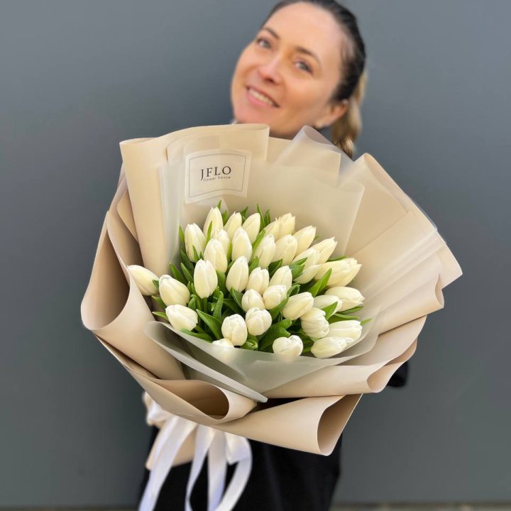 35 белых тюльпанов в Мурманске