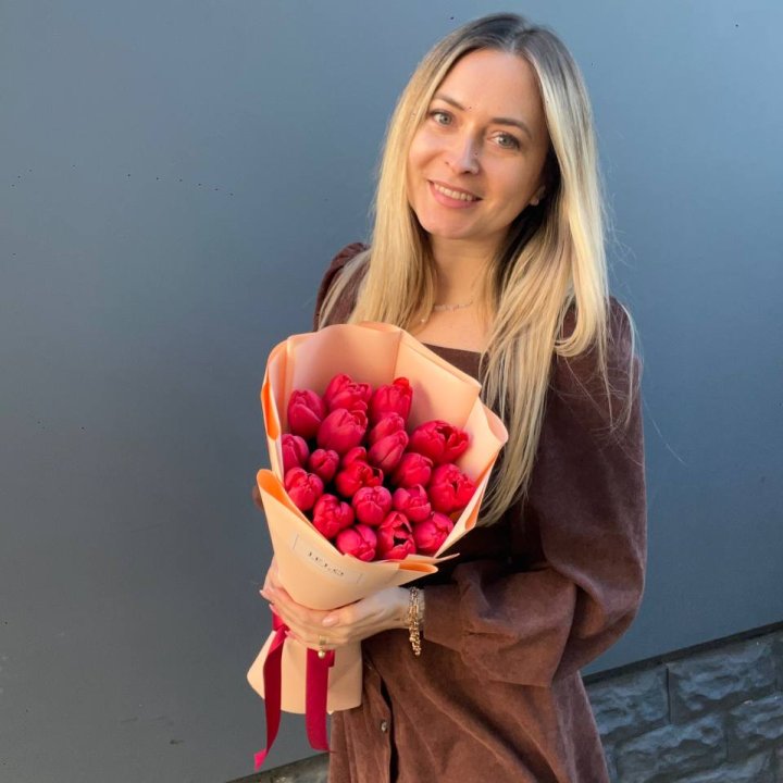  19 красных тюльпанов в Мурманске