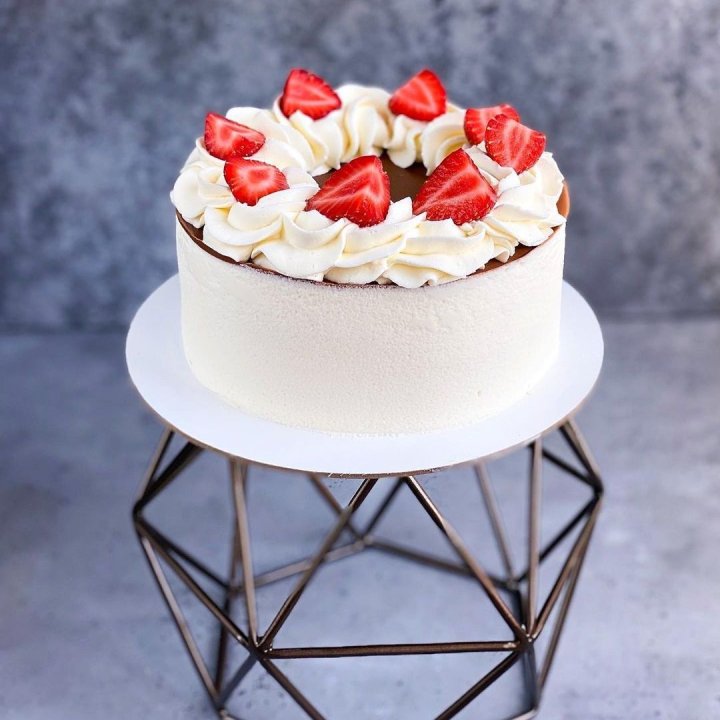 Торт "Клубника со сливками" в Мурманске