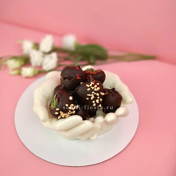 Клубника в шоколаде на шоколадных ладонях  в Мурманске