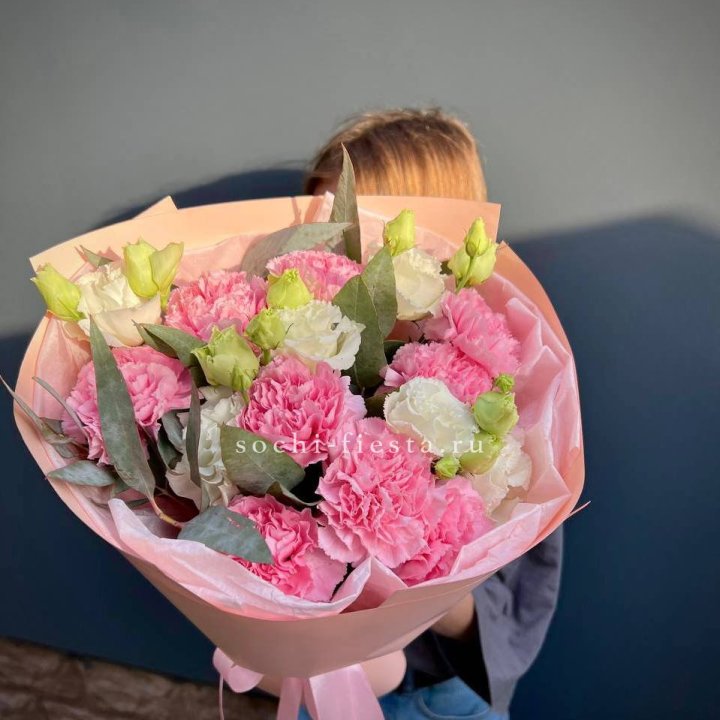 Букет гвоздик и  эустом "Сири" в Мурманске