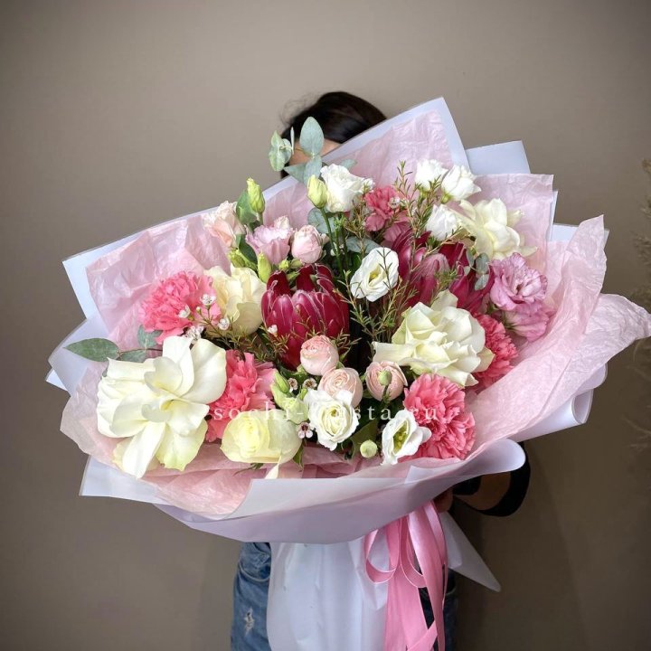 Букет с протеей, розами "Элеонора" в Мурманске