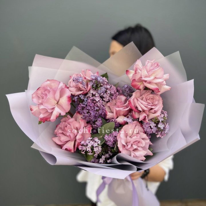 Букет из розовых роз и сирени в Мурманске