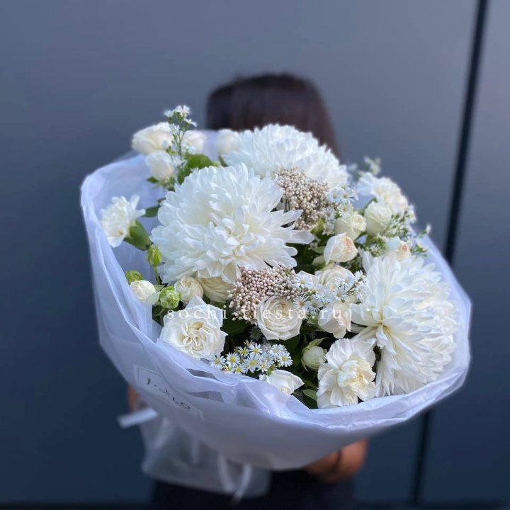 Букет хризантем и роз вайт шотс в Мурманске