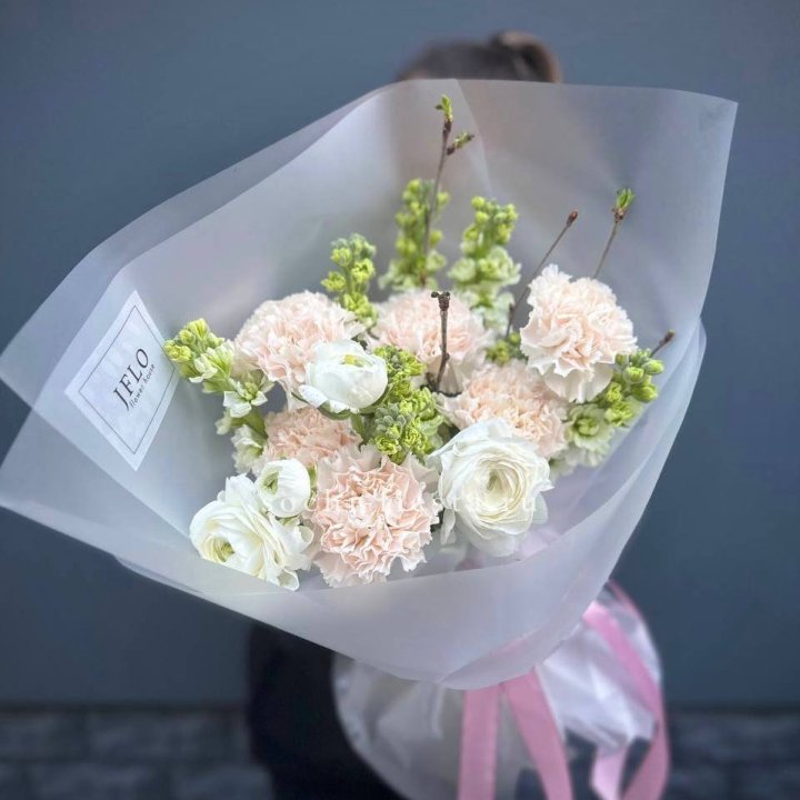 Букет маттиолы и ранункулюсов  в Мурманске