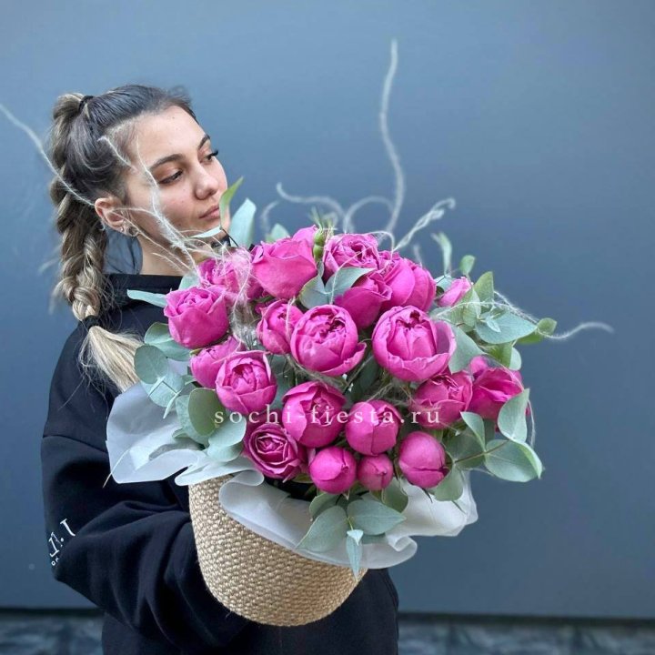 Пионовидные розы  в джутовом кашпо  в Мурманске