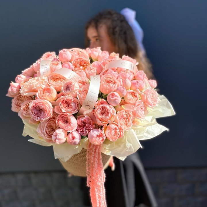 Кустовые розы Джульетта в джутовом кашпо в Мурманске