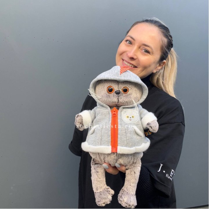 Кот Басик в толстовке в Мурманске