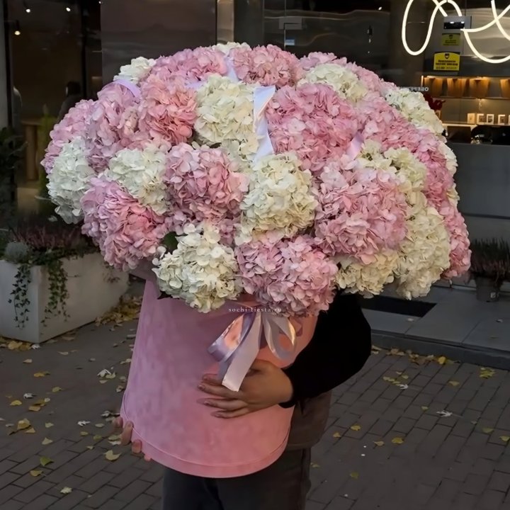 Дизайнерский цилиндр с гортензиями  в Мурманске