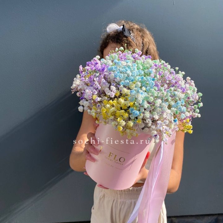 Радужные гипсофилы в шляпной коробке в Мурманске